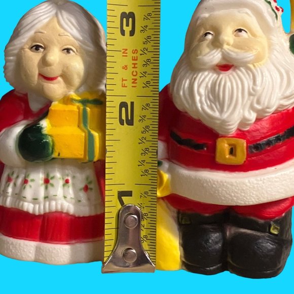 Santa and Mrs Claus Salt and Pepper Shaker Set - Picture 12 of 12